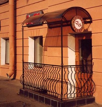 Козырек с прозрачным покрытием.